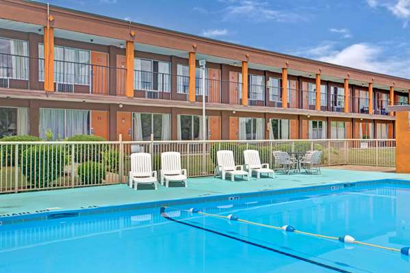 Pool - Days Inn Benson - I-95, Exit 79