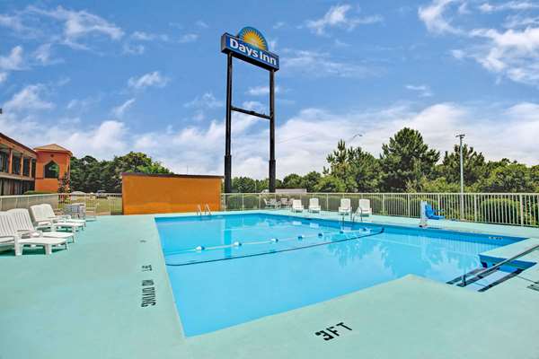 Pool - Days Inn Benson - I-95, Exit 79