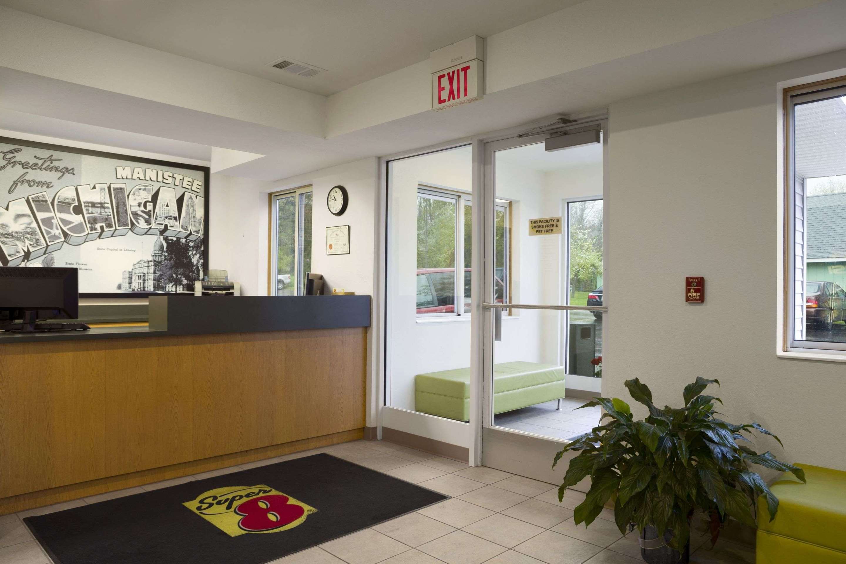 Lobby | Super 8 by Wyndham Manistee