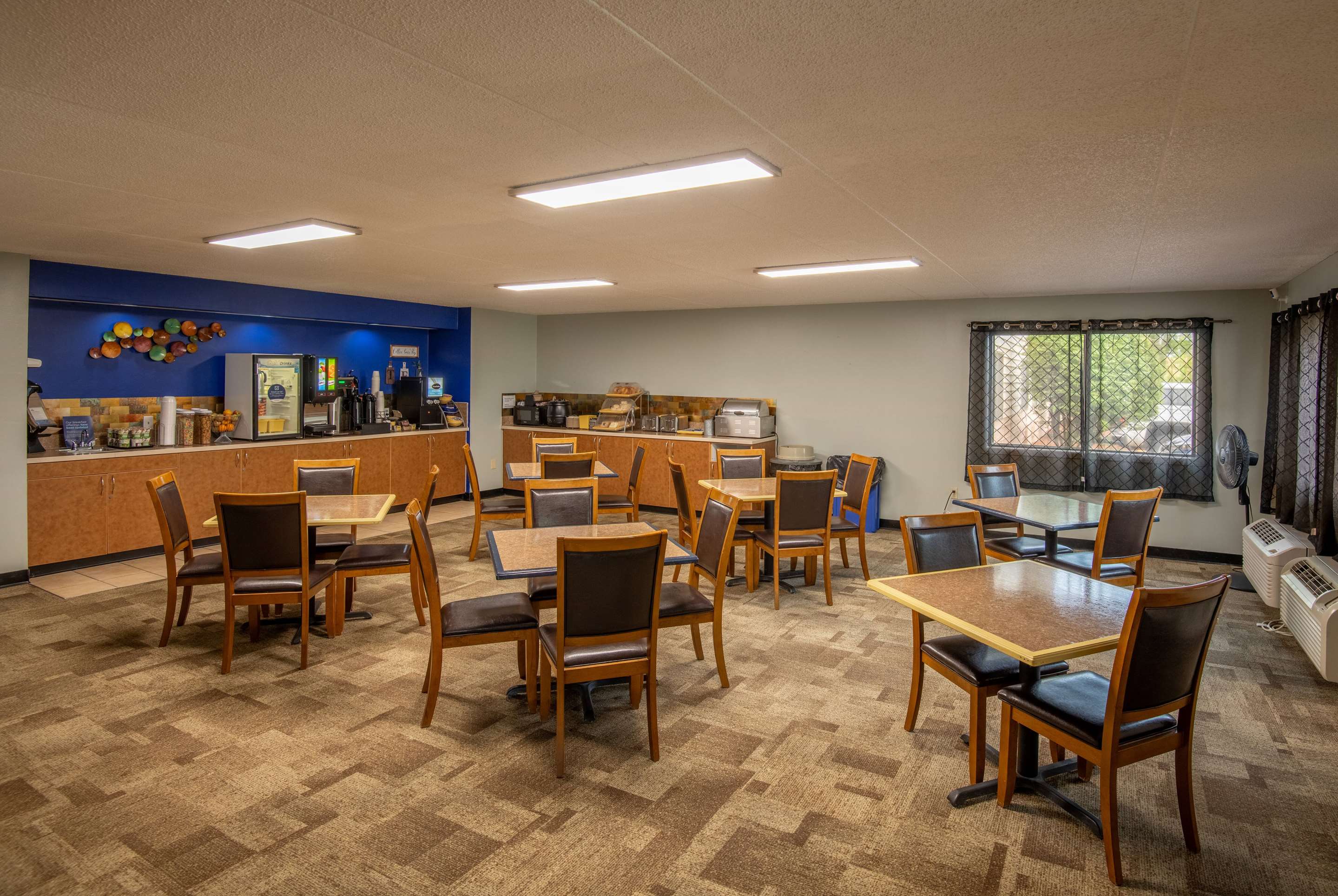 Breakfast Area | Days Inn by Wyndham Coeur d'Alene