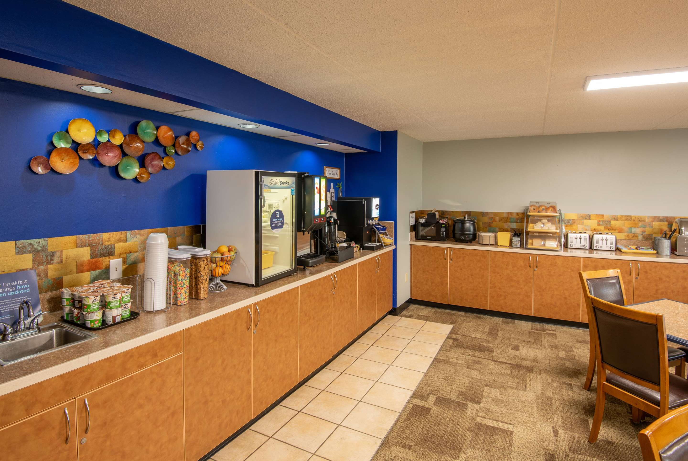 Breakfast Area | Days Inn by Wyndham Coeur d'Alene