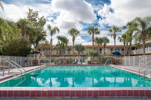 Pool - Days Inn Daytona Speedway - I-95, Exit 260C
