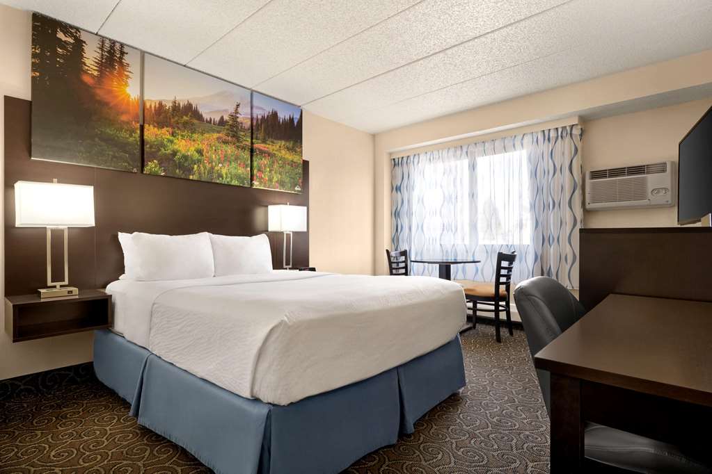 Days Inn by Wyndham Fort Collins - Tap to explore photos