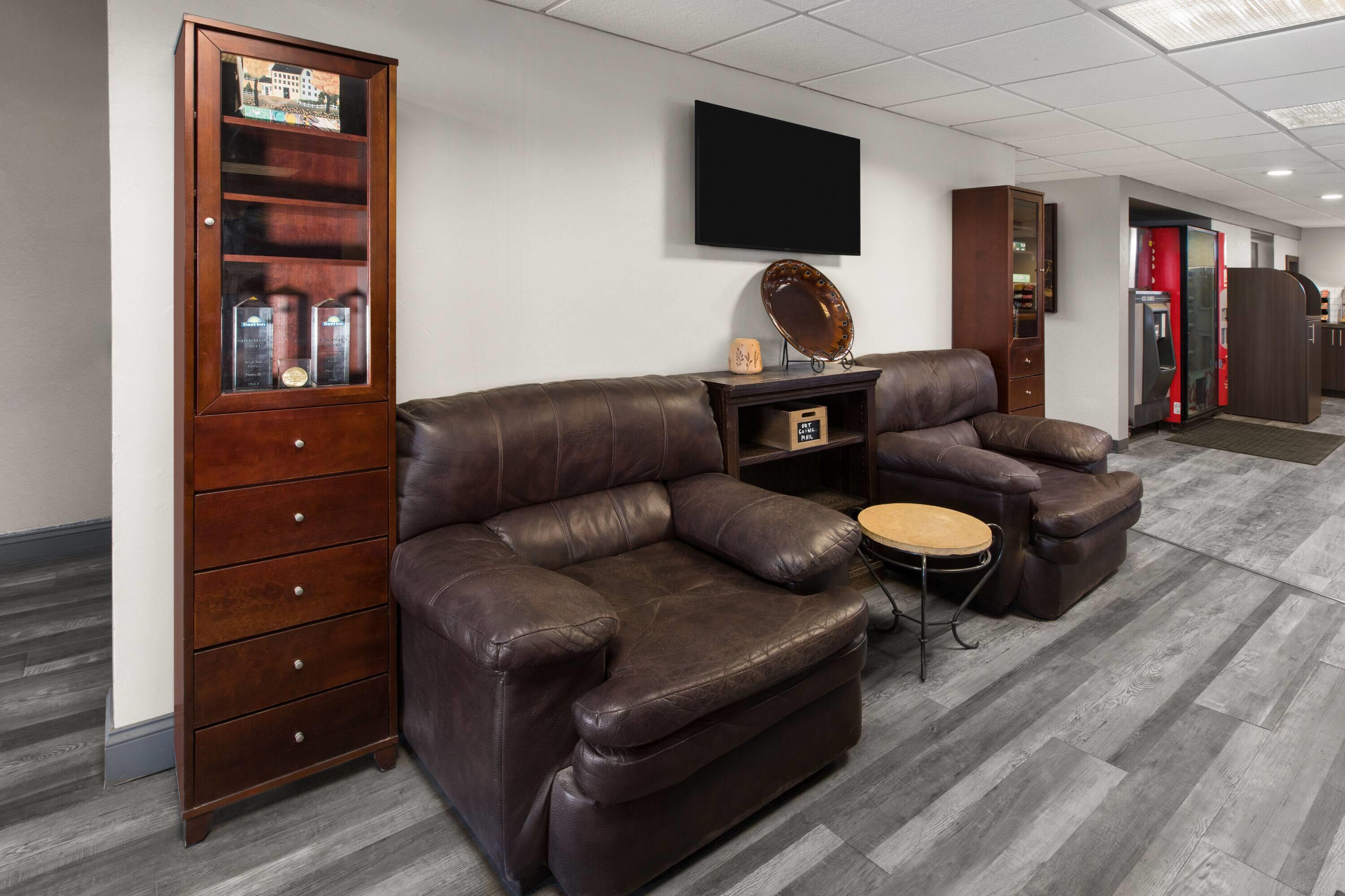 Lobby | Days Inn by Wyndham Pierre