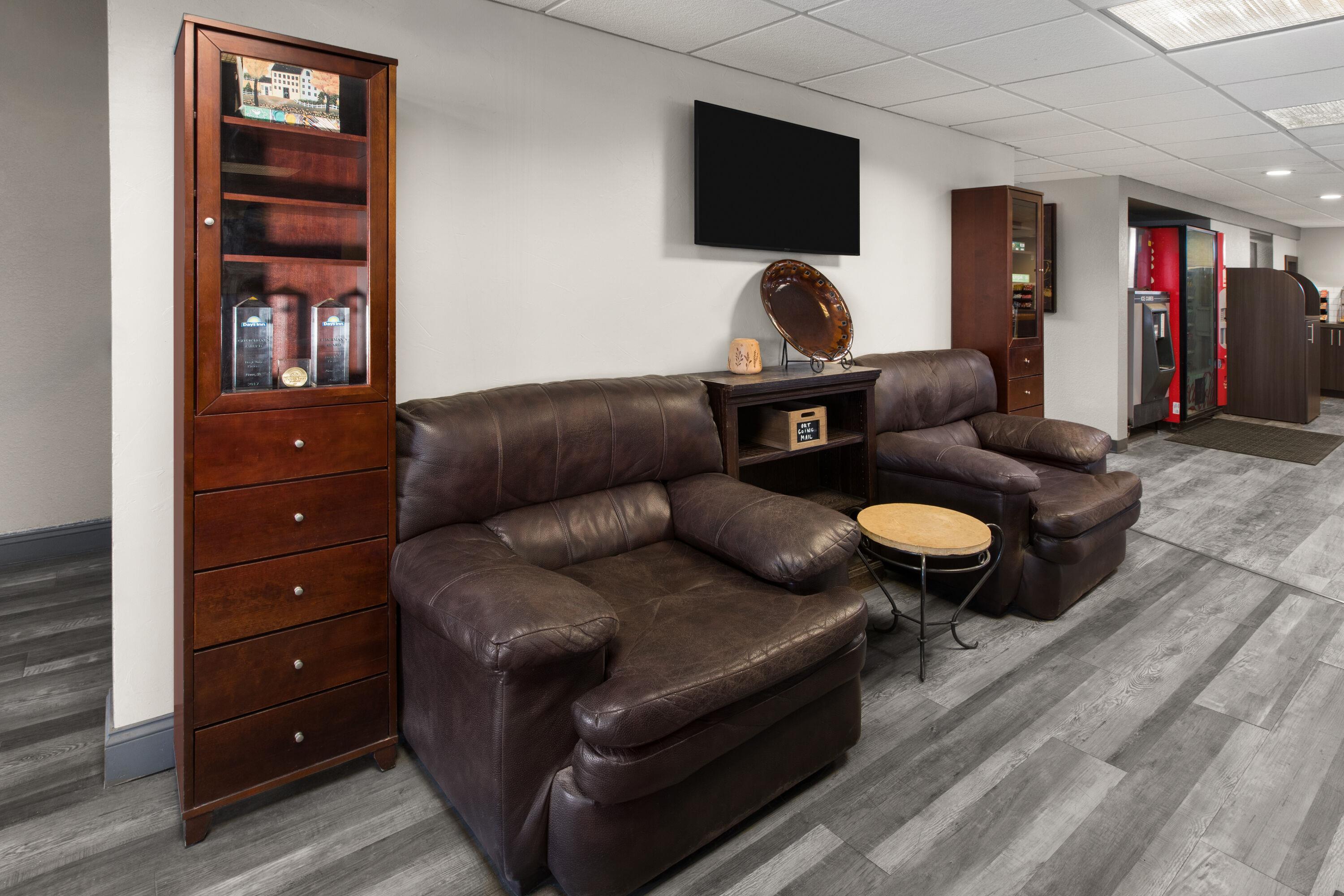 Lobby | Days Inn by Wyndham Pierre