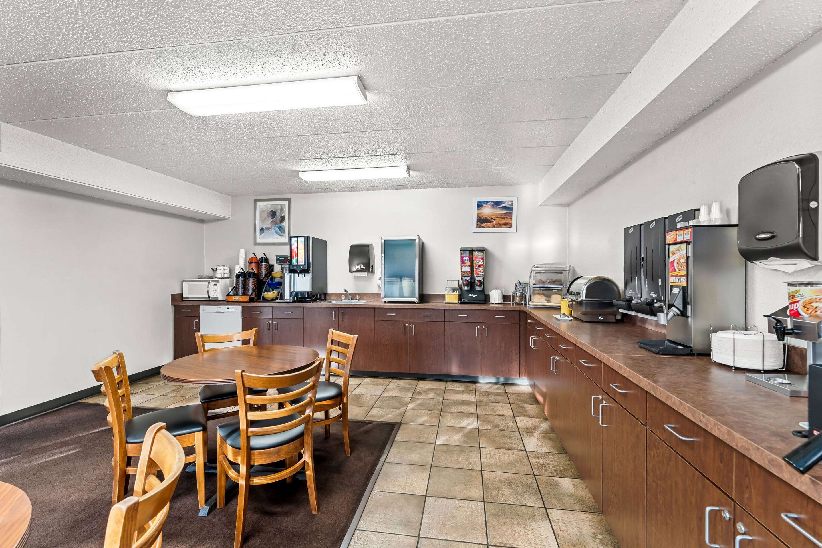 Breakfast Area | Days Inn by Wyndham Sioux Falls Empire