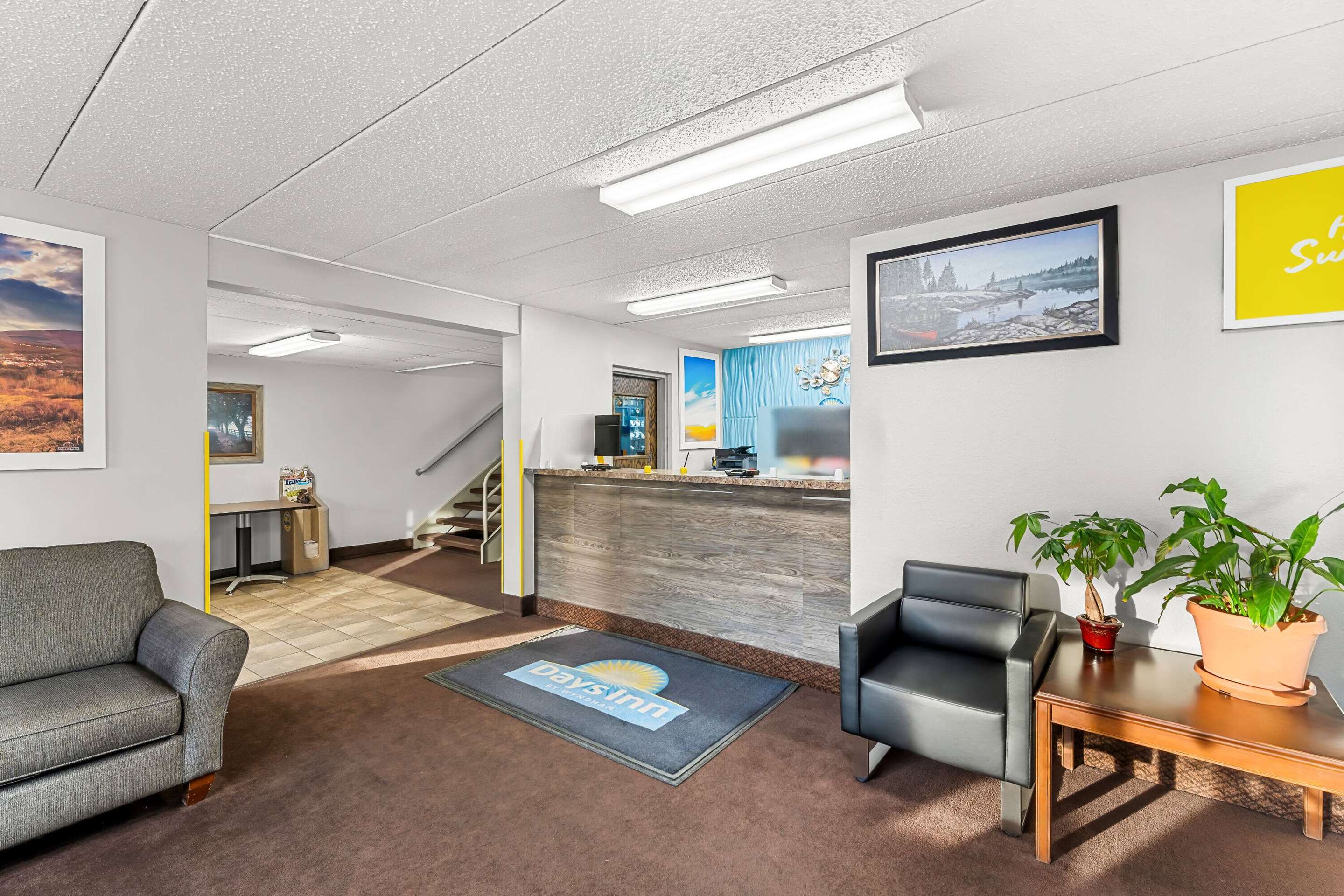 Lobby | Days Inn by Wyndham Sioux Falls Empire