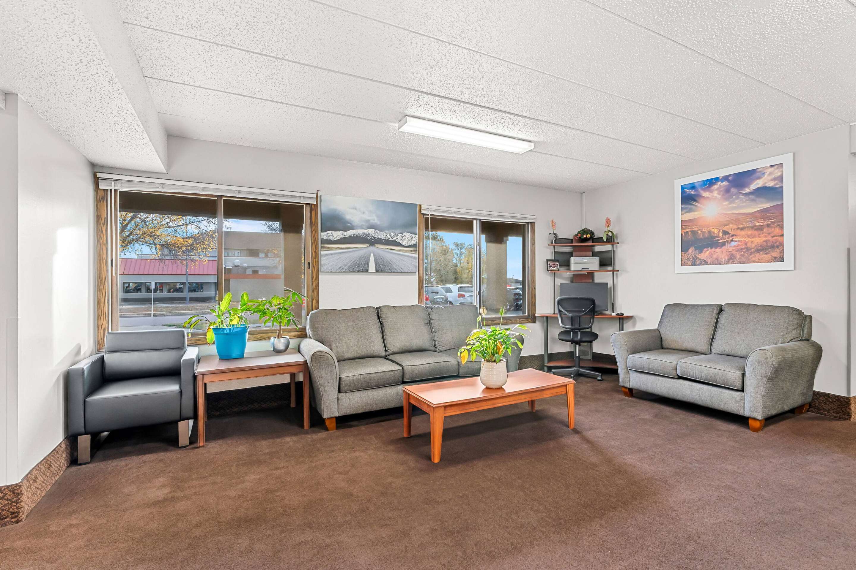 Lobby | Days Inn by Wyndham Sioux Falls Empire