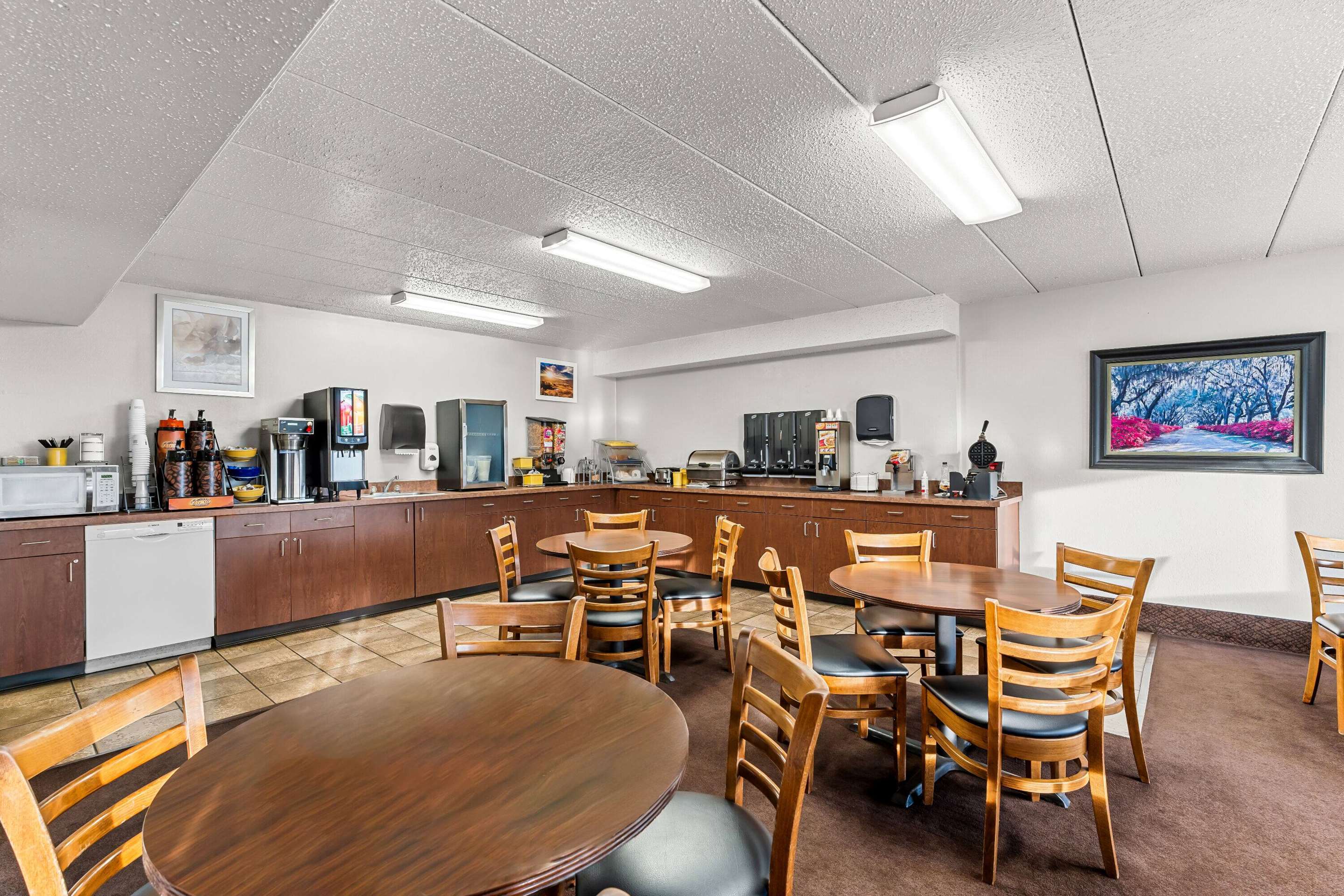 Breakfast Area | Days Inn by Wyndham Sioux Falls Empire