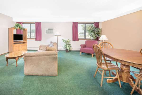 Suite - Days Inn Sioux Falls Airport - I-90, Exit 399