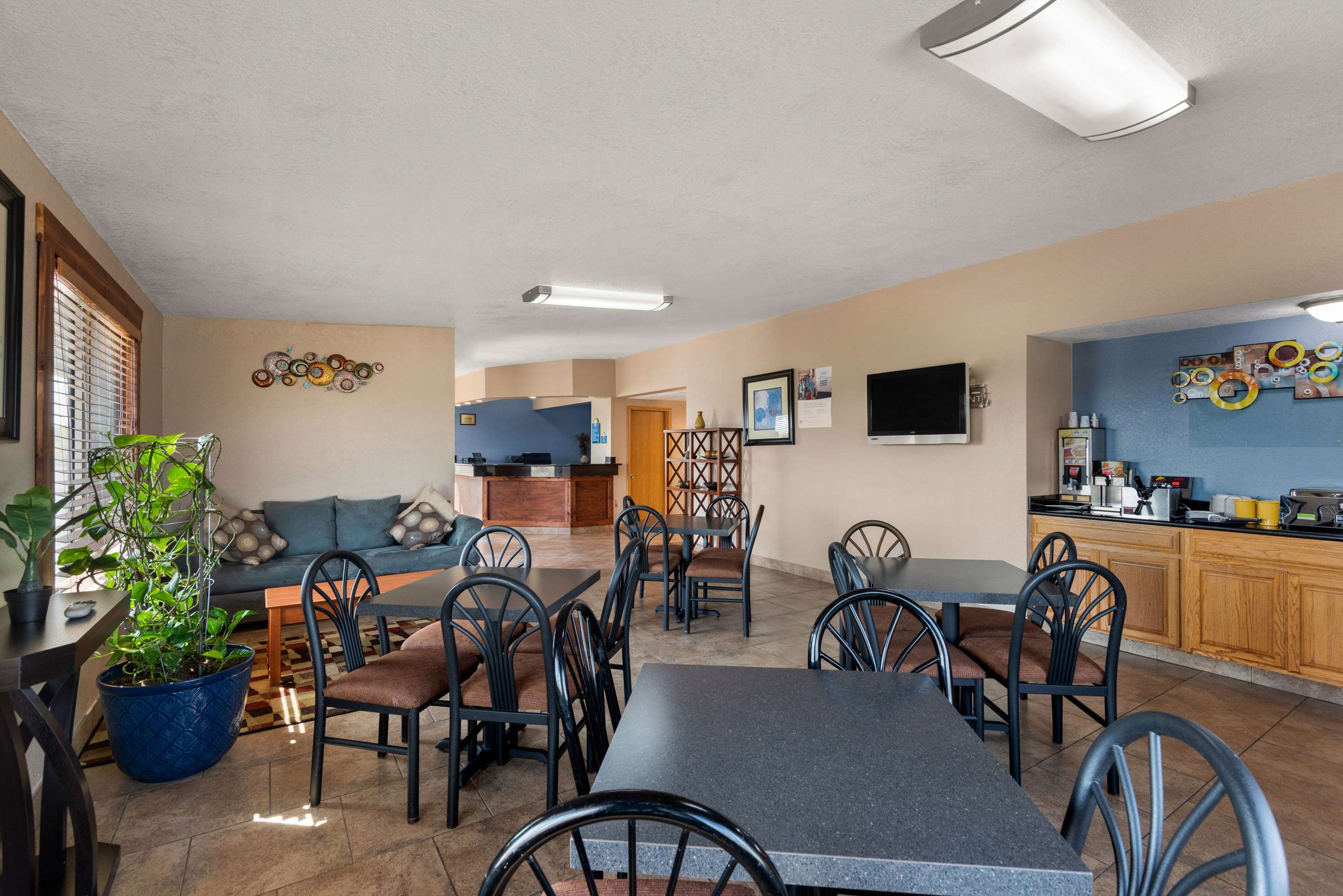 Breakfast Area | Days Inn by Wyndham Newton
