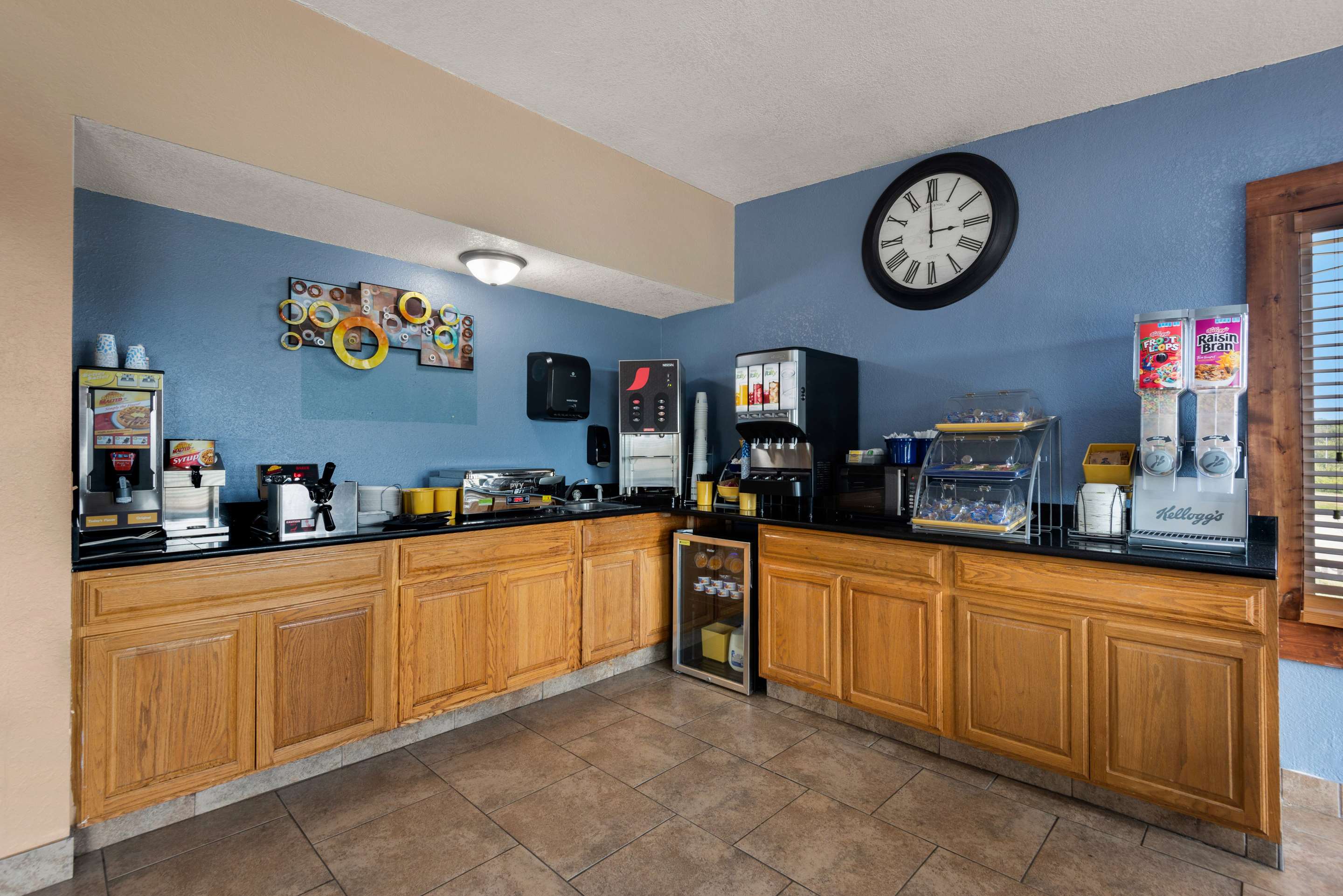 Breakfast Area | Days Inn by Wyndham Newton