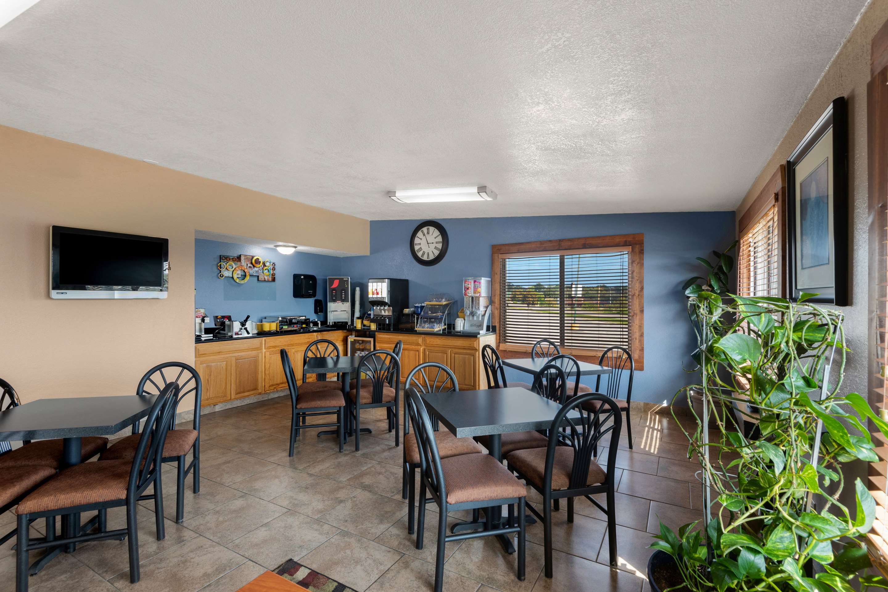Breakfast Area | Days Inn by Wyndham Newton