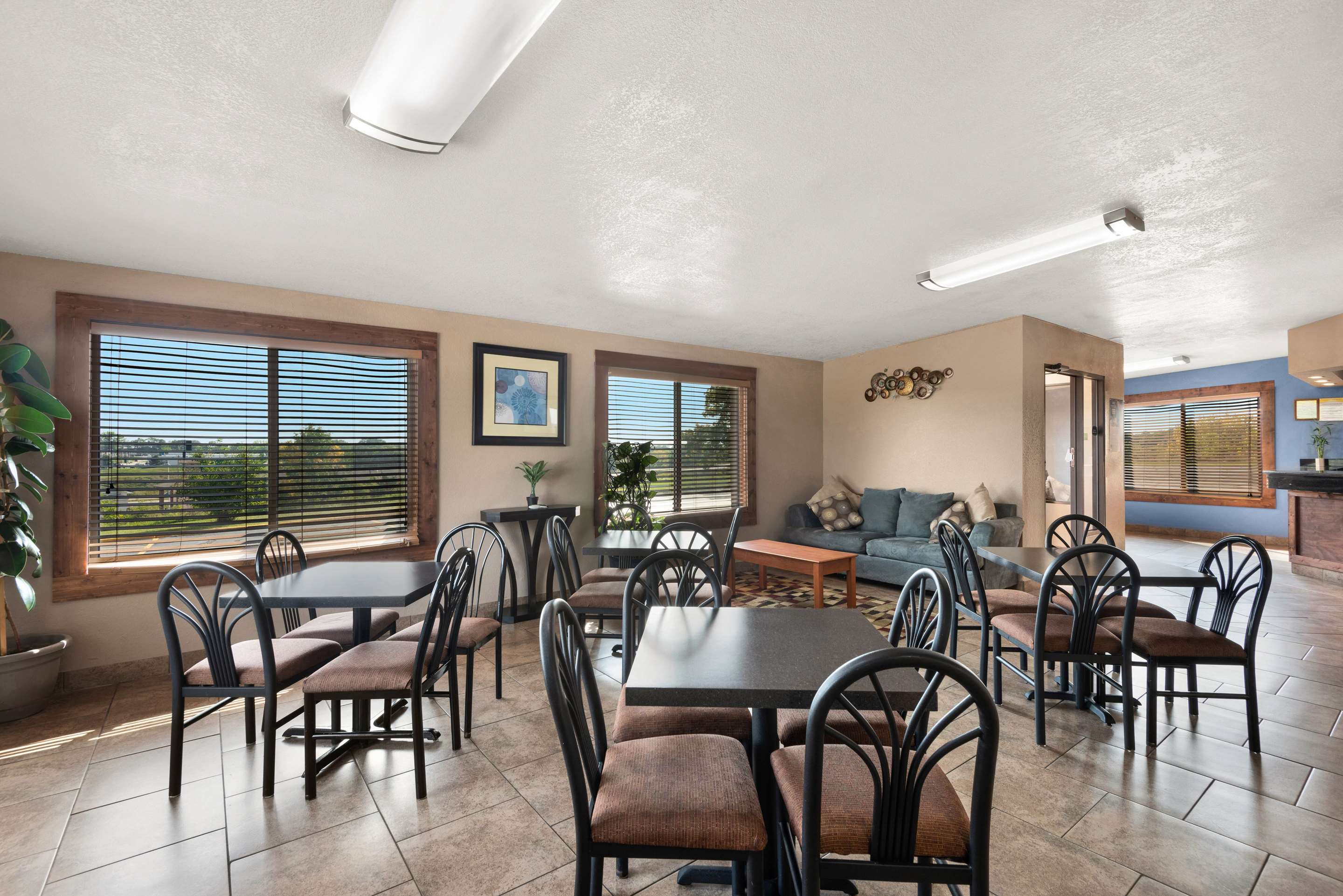 Breakfast Area | Days Inn by Wyndham Newton