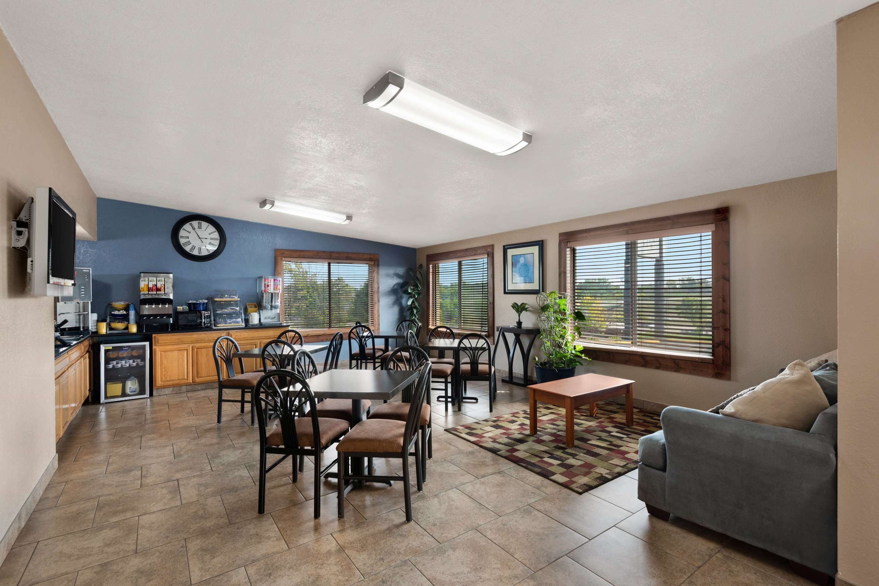 Breakfast Area | Days Inn by Wyndham Newton