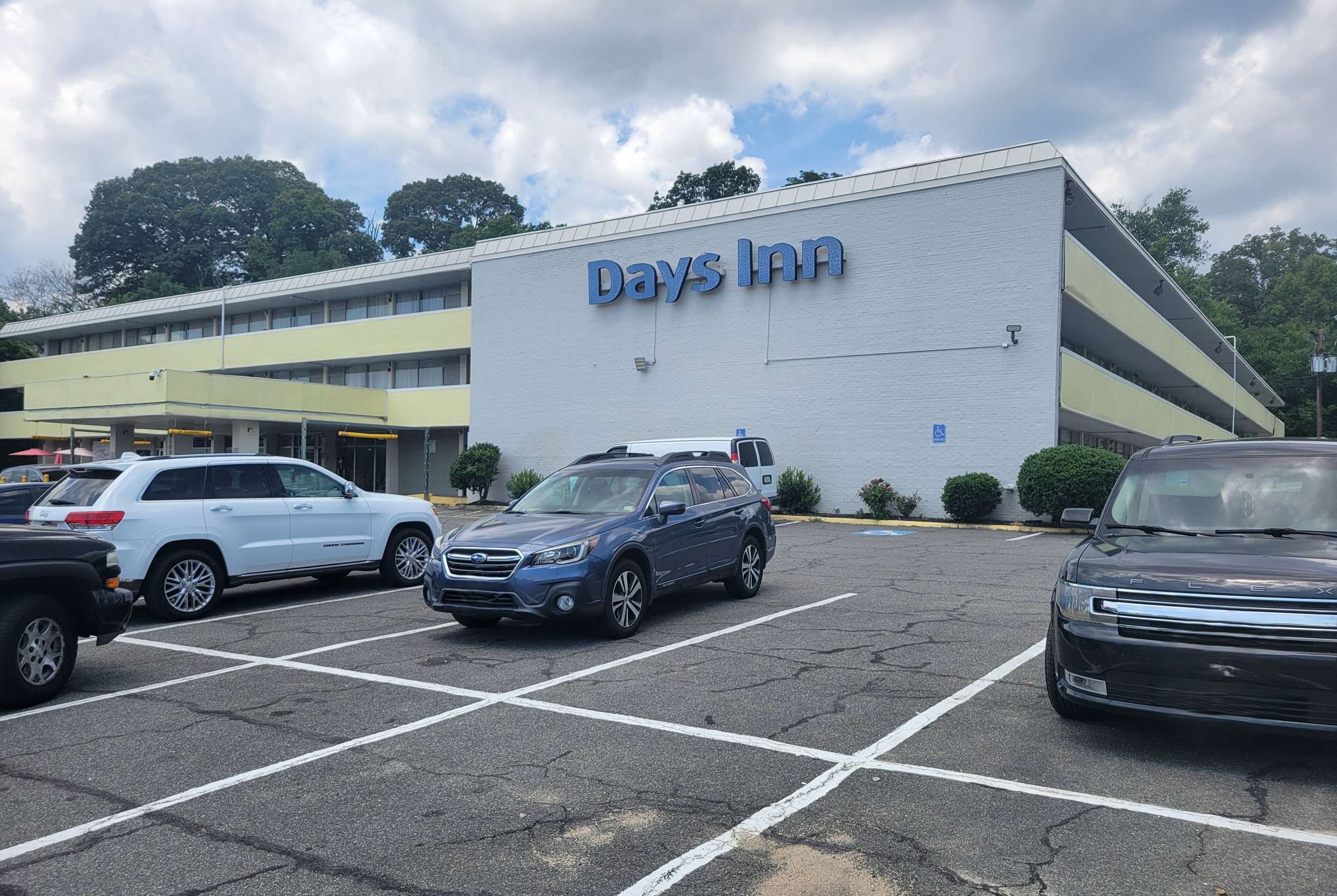 Exterior | Days Inn by Wyndham Alexandria South