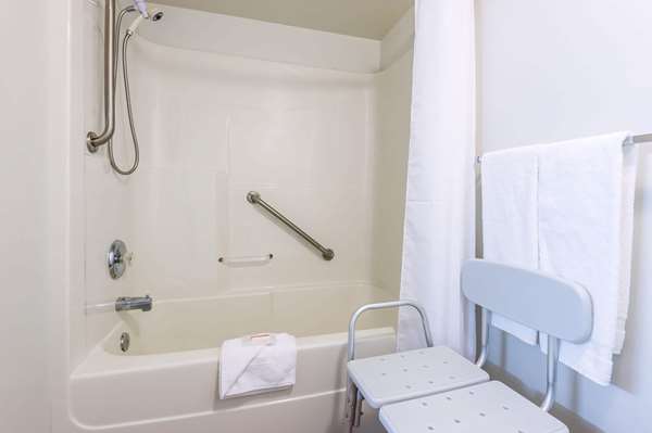  - Super 8 Motel Hundred Mile House