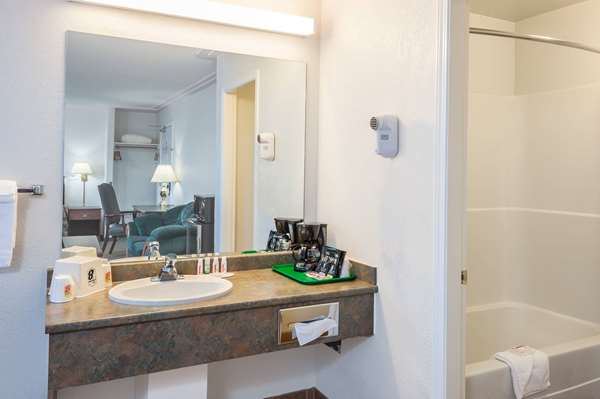  - Super 8 Motel Hundred Mile House