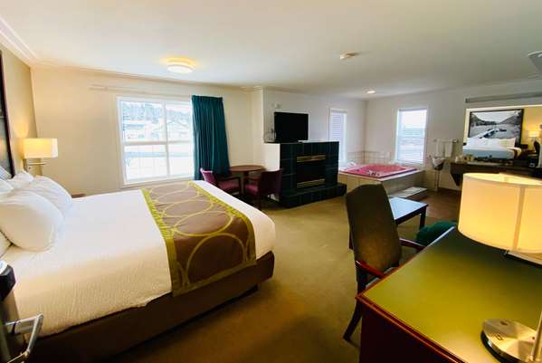 Suite - Super 8 Motel Hundred Mile House