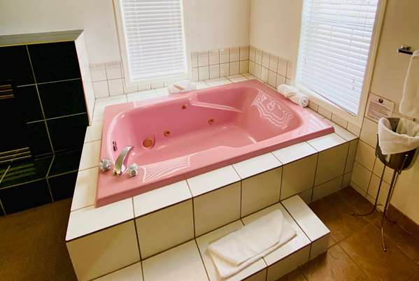 Suite - Super 8 Motel Hundred Mile House