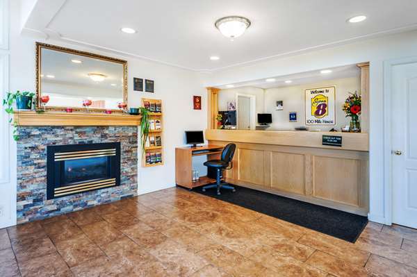  - Super 8 Motel Hundred Mile House