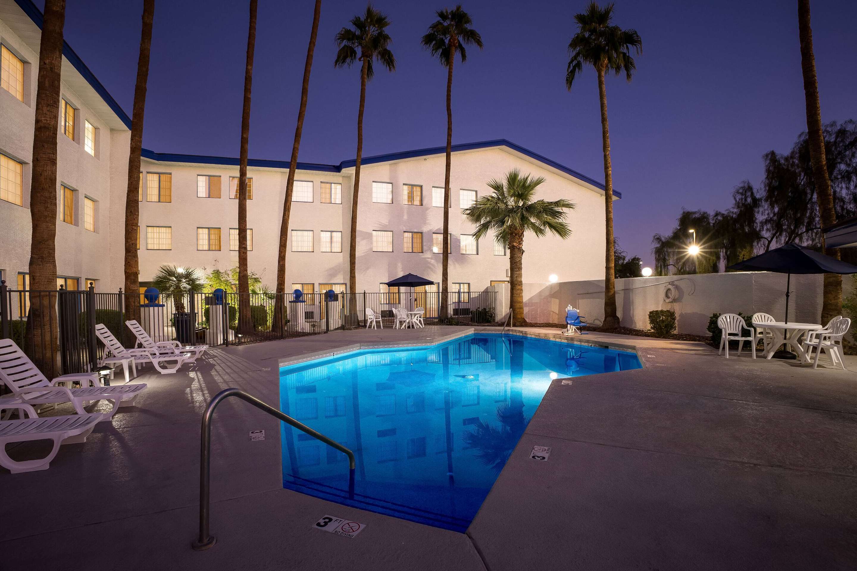 Pool | Days Hotel by Wyndham Mesa Near Phoenix