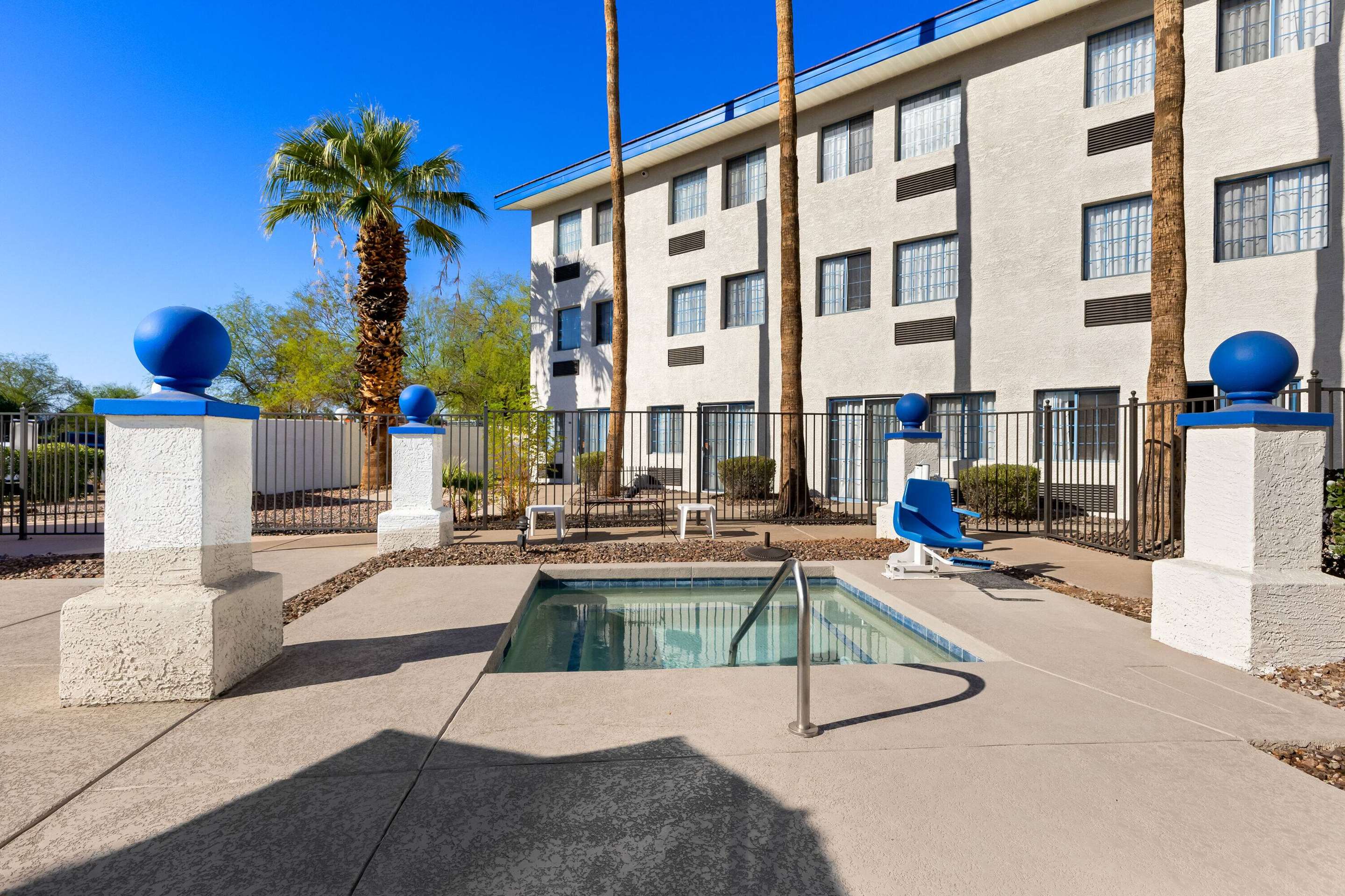 Pool | Days Hotel by Wyndham Mesa Near Phoenix