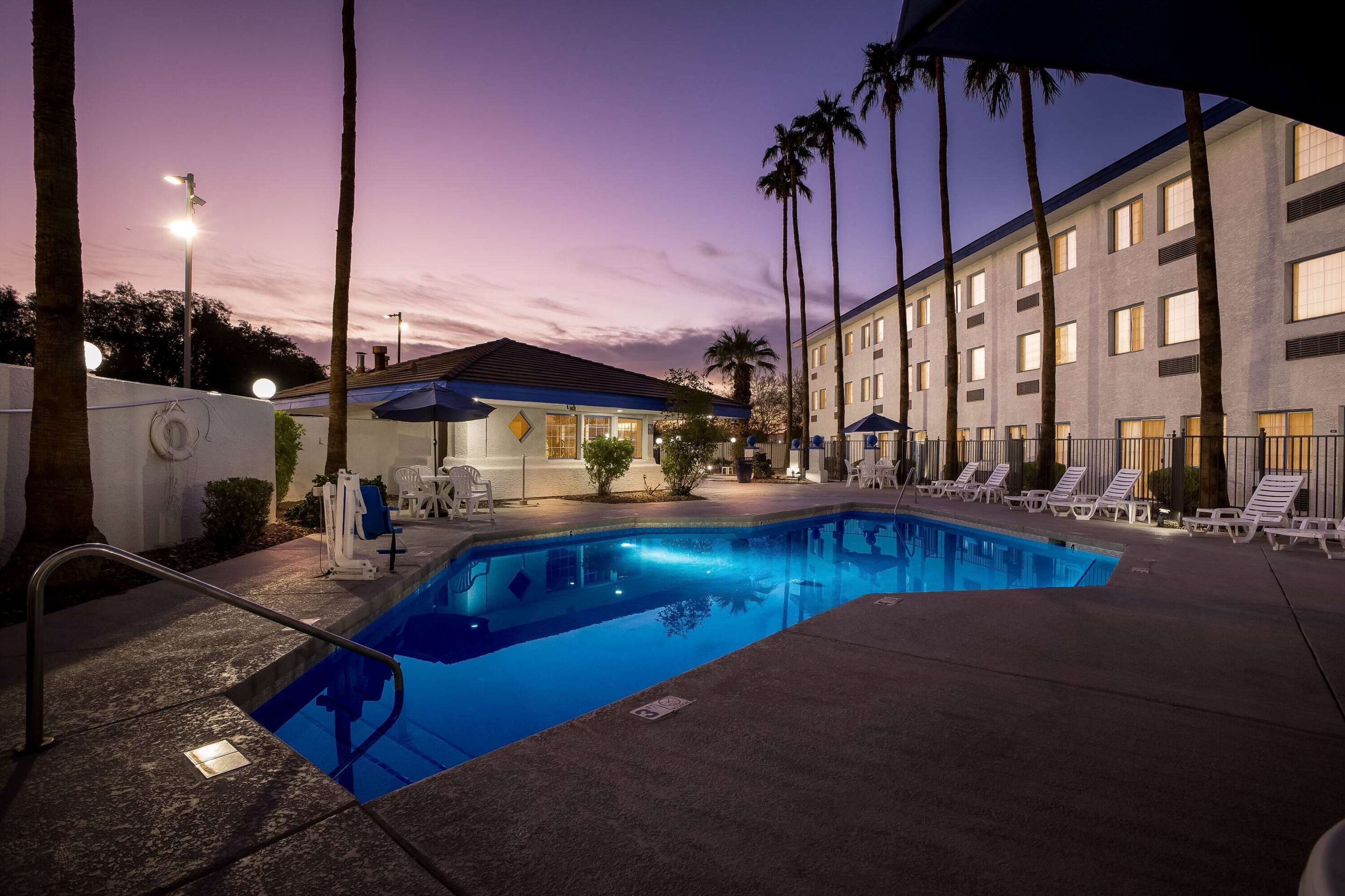 Pool | Days Hotel by Wyndham Mesa Near Phoenix