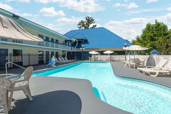 Pool - Days Inn Airport Garden City