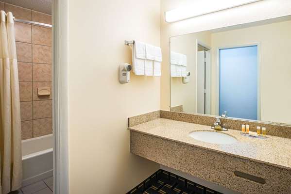  - Days Inn Airport Roanoke - I-81, Exit 146