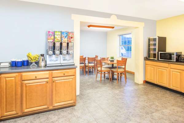  - Days Inn Airport Roanoke - I-81, Exit 146