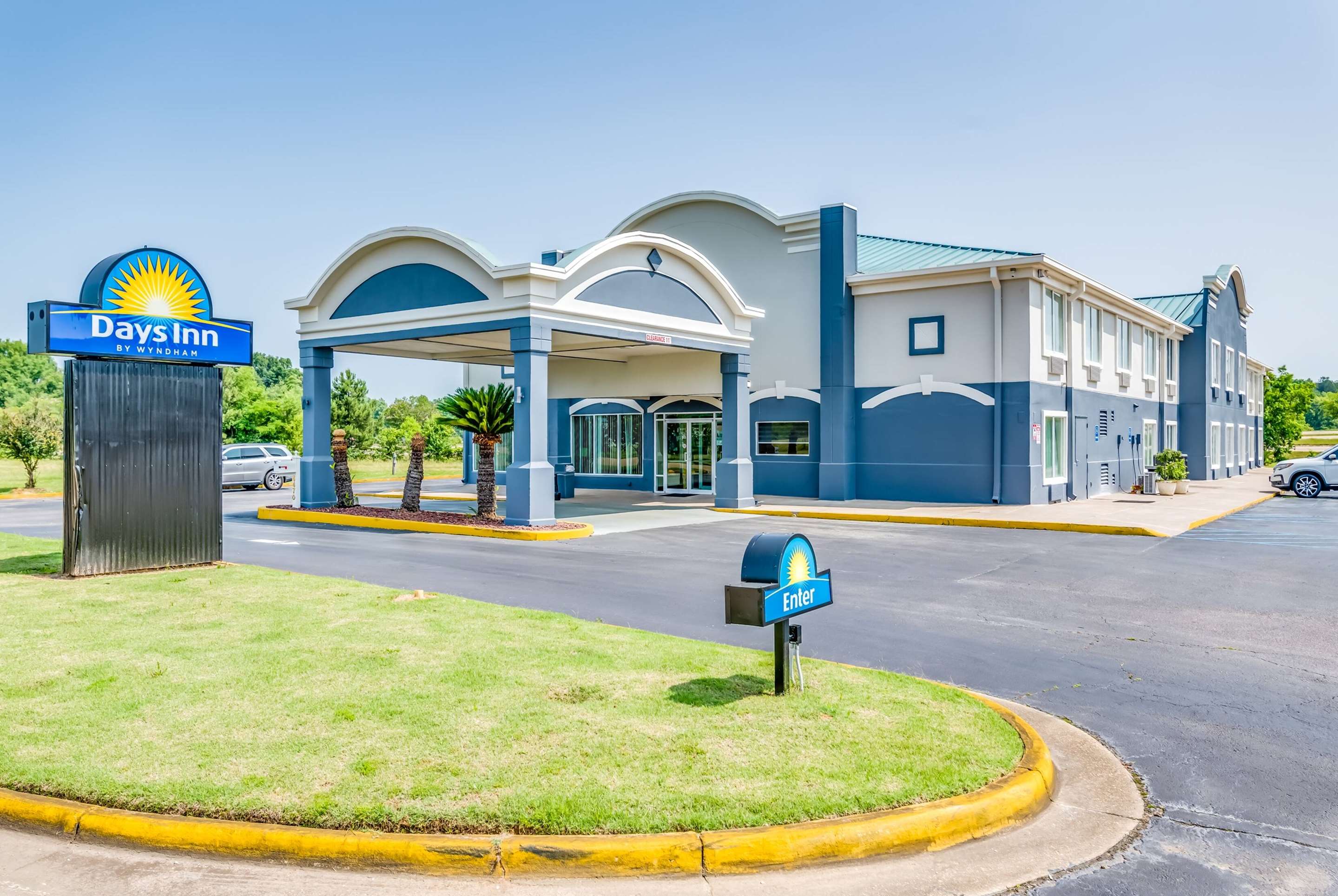 Exterior | Days Inn by Wyndham Coliseum Montgomery AL