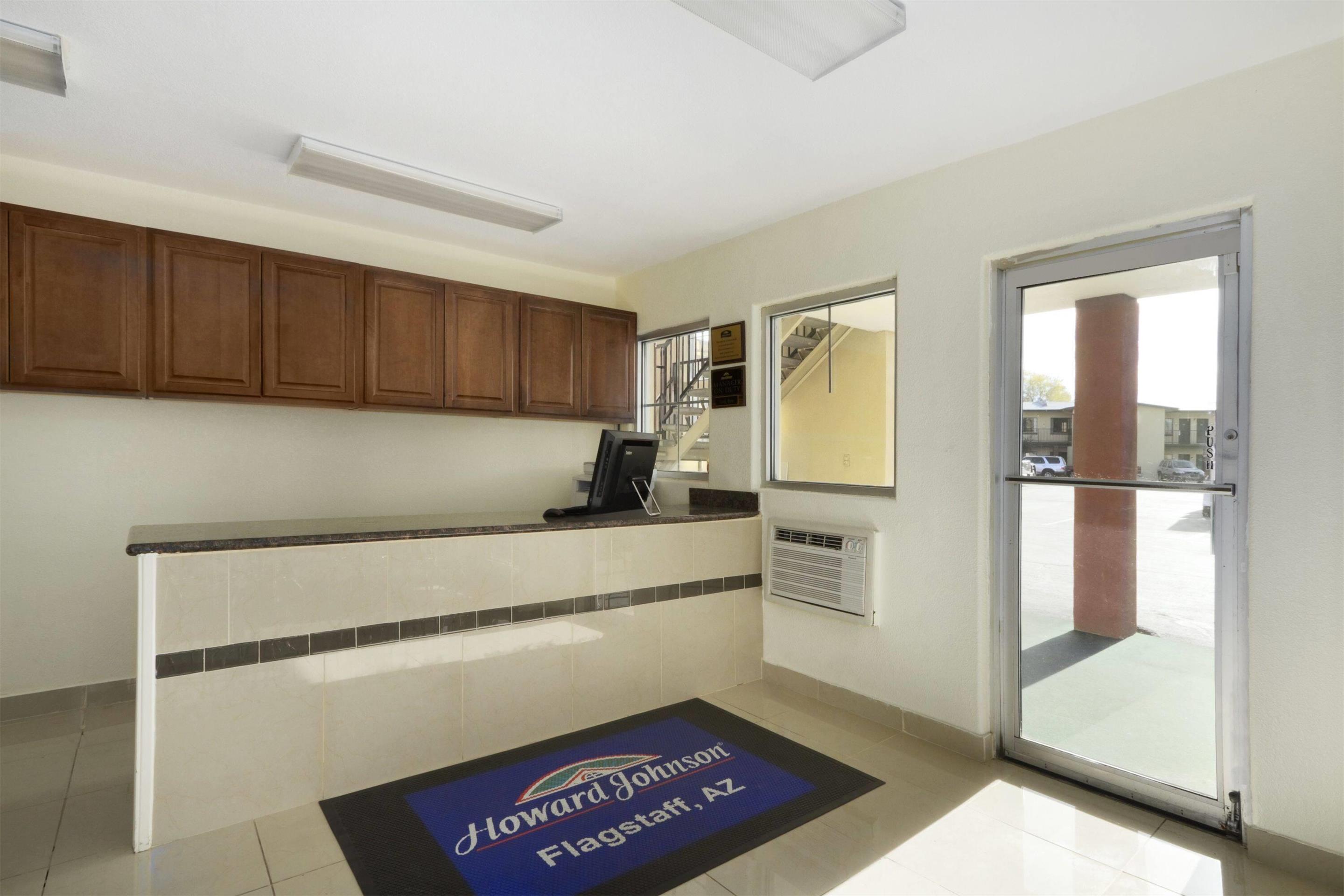 Lobby | Howard Johnson by Wyndham Flagstaff University West