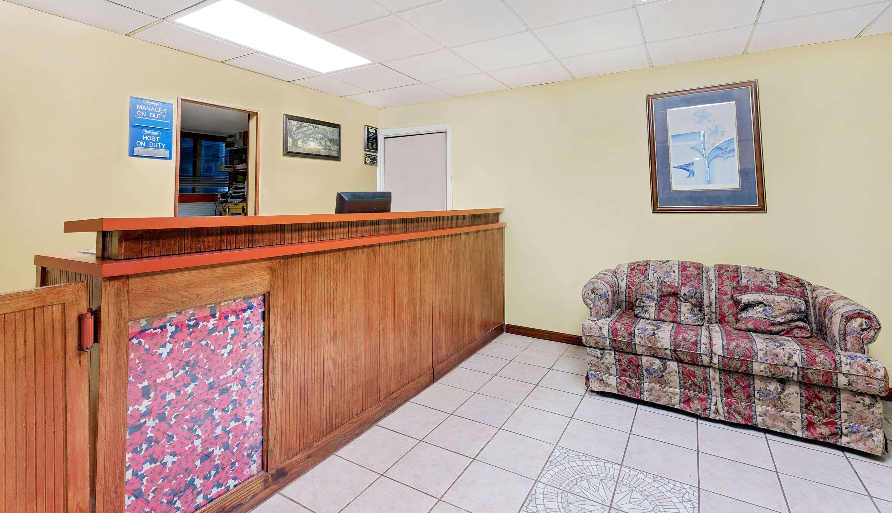 Lobby | Travelodge by Wyndham Chambersburg