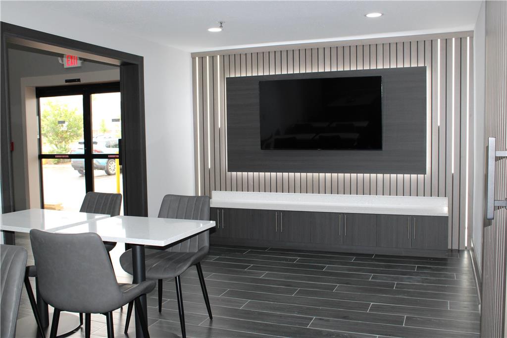 SUPER 8 BY WYNDHAM ATHENS-guestroom-Sitting area,On-Site.jpg