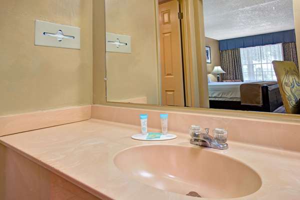  - Howard Johnson Express Inn & Suites Lake Front Park Kissimmee