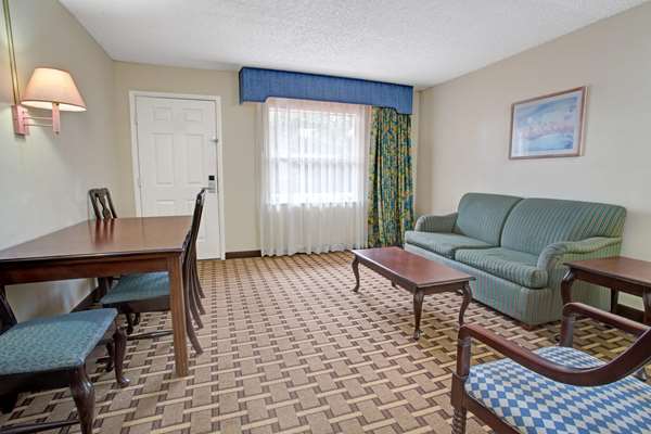 Suite - Howard Johnson Express Inn & Suites Lake Front Park Kissimmee