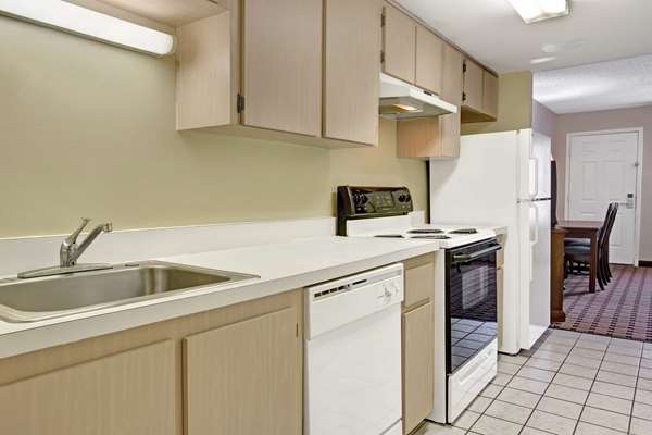 Suite - Howard Johnson Express Inn & Suites Lake Front Park Kissimmee