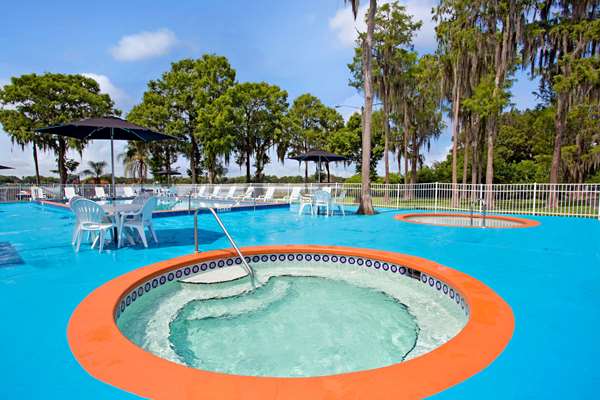 Pool - Howard Johnson Express Inn & Suites Lake Front Park Kissimmee
