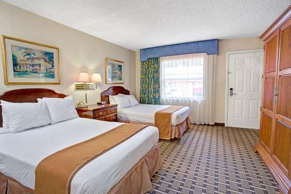 Suite - Howard Johnson Express Inn & Suites Lake Front Park Kissimmee