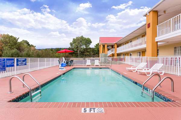 Pool - Days Inn Trenton - I-59, Exit 11