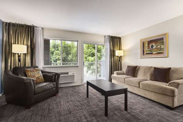 Suite - Days Inn East Kelowna