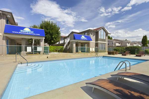 Pool - Days Inn East Kelowna