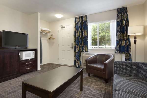 Suite - Days Inn East Kelowna