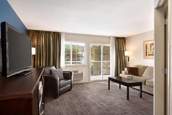 Suite - Days Inn East Kelowna