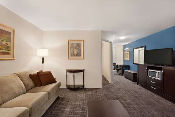 Suite - Days Inn East Kelowna