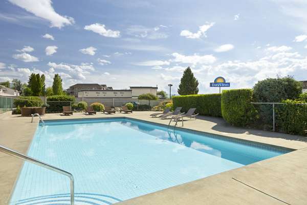 Pool - Days Inn East Kelowna