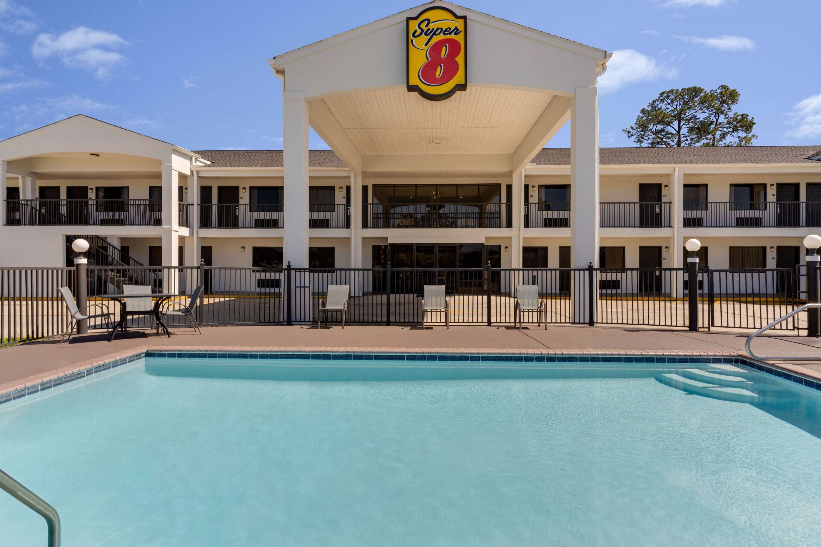 Pool | Super 8 by Wyndham Ocean Springs Biloxi