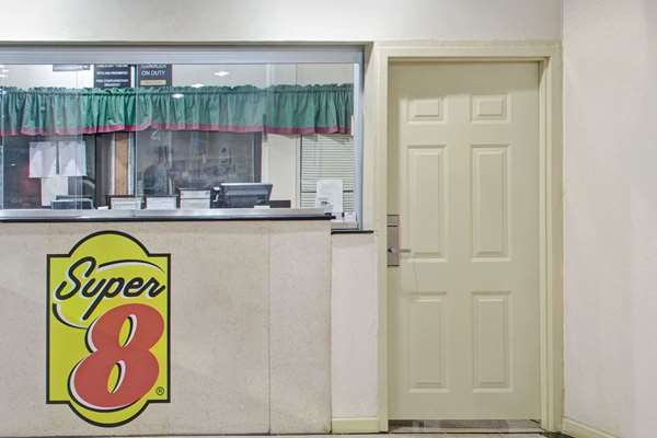  - Super 8 Motel Suwanee - I-85, Exit 111