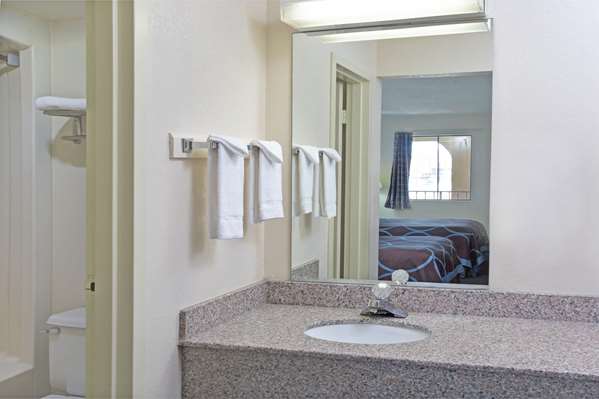  - Super 8 Motel Suwanee - I-85, Exit 111